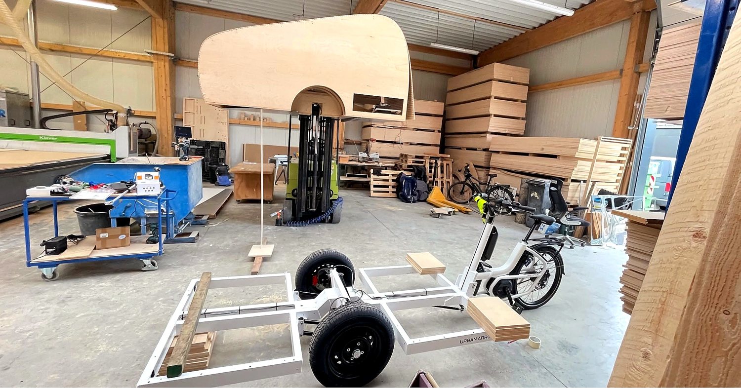 La « Corbicyclette » — un vélo-corbillard en bois — vue 4