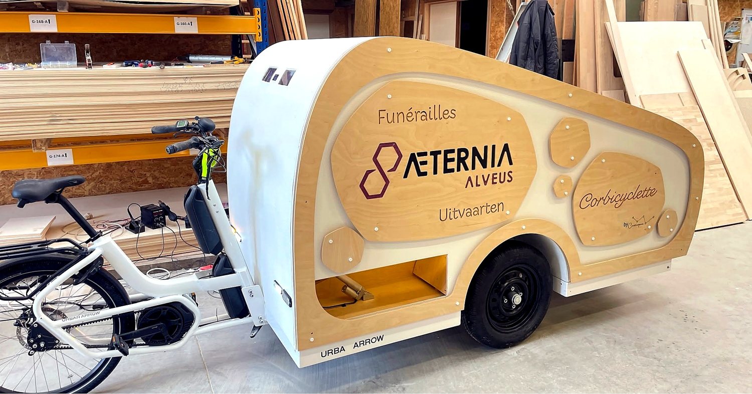 La « Corbicyclette » — un vélo-corbillard en bois — Alveus · ÆTERNIA (funérailles)