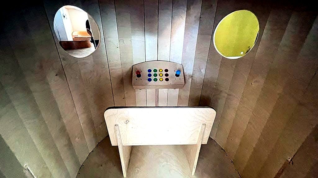 Fusée & plaine de jeux en bois pour un playground café — vue 4