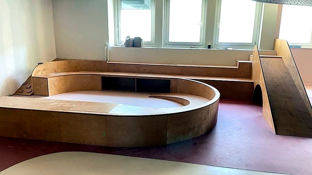 Fusée & plaine de jeux en bois pour un playground café — vue 2