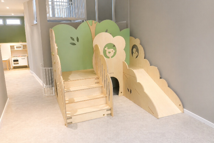 Module de psychomotricité en bois avec escalier et toboggan pour crèche