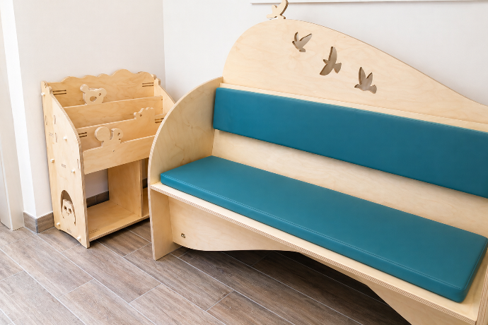 Espace d’attente enfant avec mobilier en bois Elysta