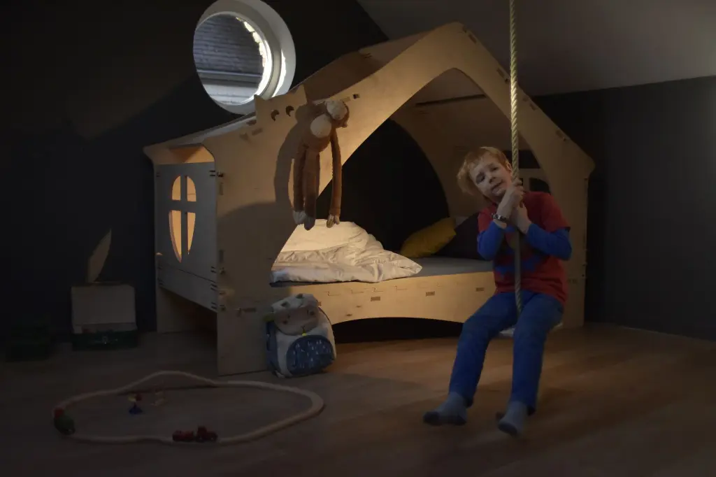 Elysta.be - Lit cabane - enfants balançoire 2.webp