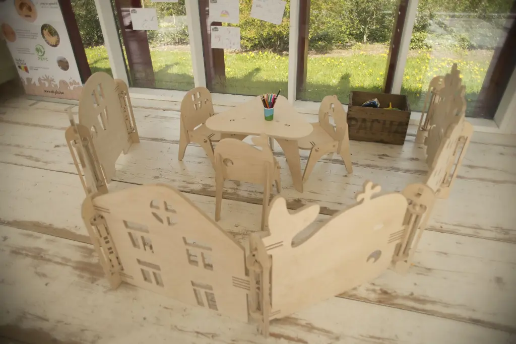 Elysta.be - HD - ensemble table et chaises - avec barrières.webp