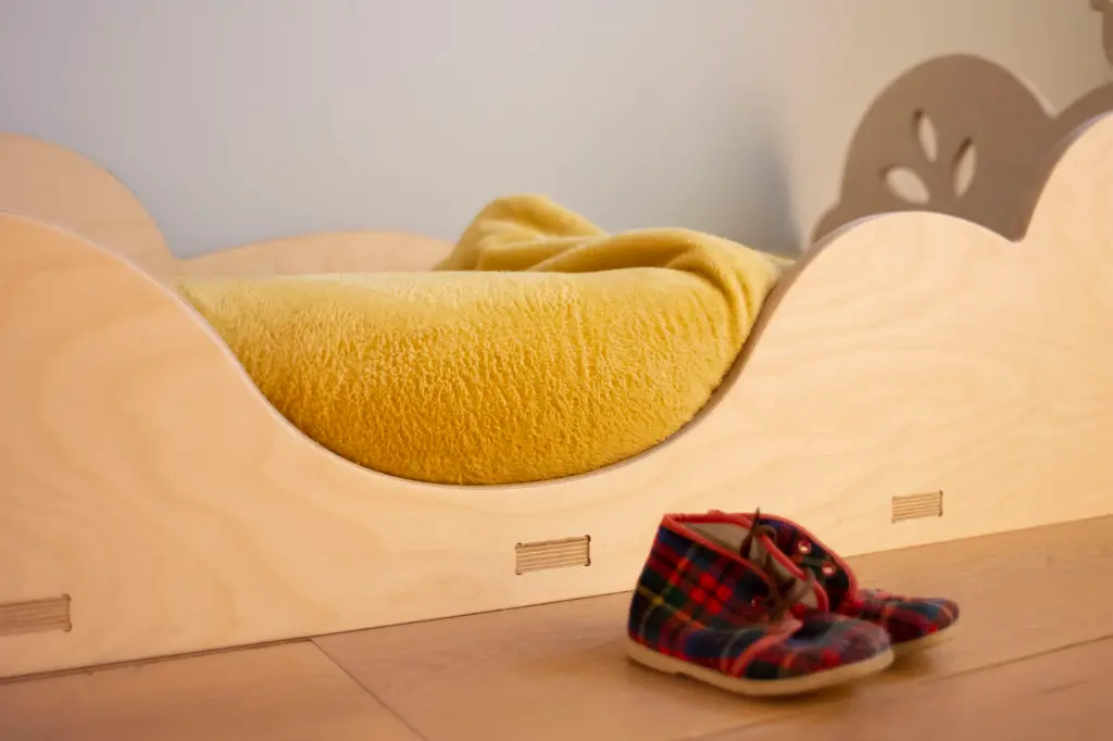 Elysta.be - LD - lit d'inspiration montessori - détail chaussures.webp